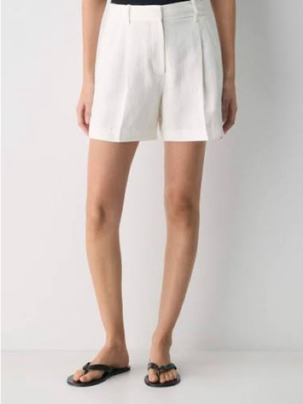 Aritzia effortless shorts mid thigh